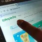 Pelanggan mengecek website tokopedia di Tangerang, Senin (4/5/2020). Tokopedia baru saja diserang hacker, yang mana menyebabkan data kredensial sekitar 91 juta akun pengguna dan 7 juta akun merchant bocor. (Liputan6.com/Angga Yuniar)