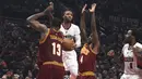 Pemain Portland Trail Blazers, Damian Lillard mencoba keluar dari tekanan para pemain Cleveland Cavaliers pada laga NBA basketball game di oda Center, Portland (11/1/2016). Blazers menang 102-86.  (AP/Steve Dykes)