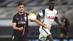 Pemain Tottenham Hotspur Davinson Sanchez (kanan) berebut bola dengan pemain LASK Husein Balic pada pertandingan Grup J Liga Europa di London, Inggris, Kamis (22/10/2020). Tottenham Hotspur menang 3-0. (Adam Davy/Pool via AP)