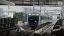 Mass Rapid Transit (MRT) saat tengah beroperasi di Jakarta, Selasa (12/3). Masyarakat yang ingin mencoba MRT Jakarta bisa mendaftar melalui website ayocobamrt.com atau‎ jakartamrt.co.id. (merdeka.com/Imam Buhori)
