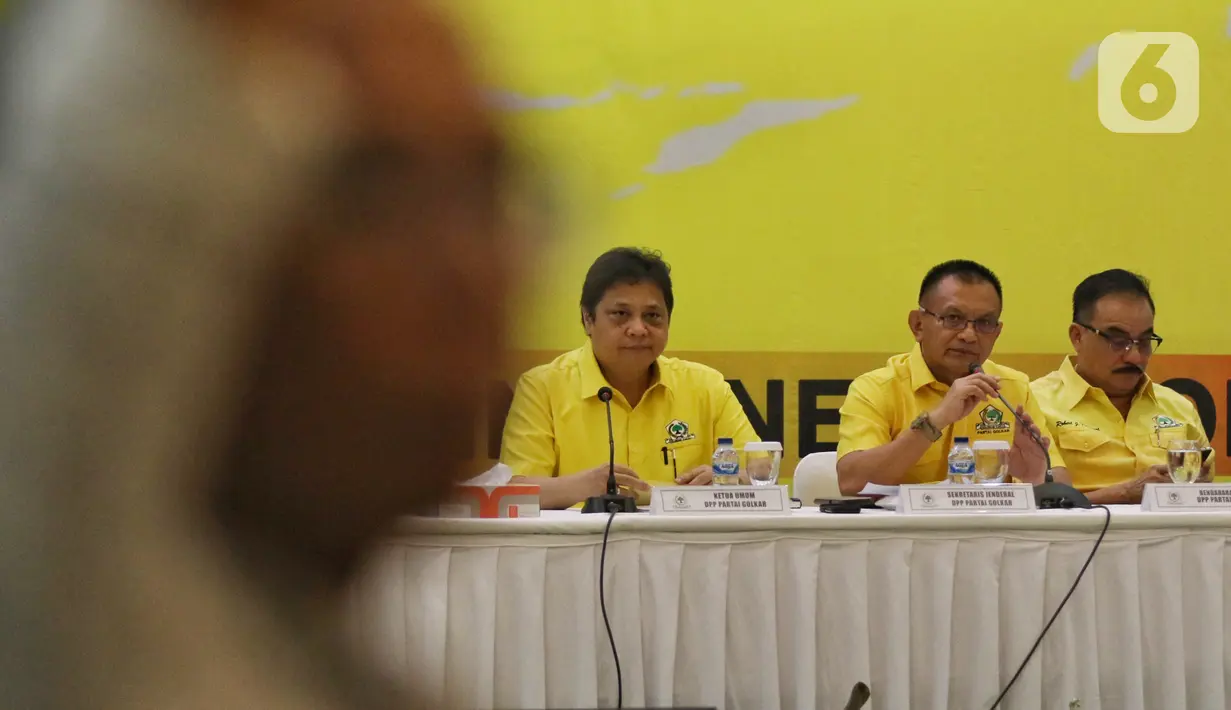 Ketua Umum Partai Golkar Airlangga Hartarto (kiri) didampingi Sekjen Lodewijk Paulus (tengah) dan Bendahara Umum Robert Kardinal (kanan) mengikuti rapat pleno DPP Partai Golkar di Kantor DPP Golkar, Slipi, Jakarta, Selasa (5/11/2019). Rapat membahas munas Partai Golkar. (Liputan6.com/JohanTallo)