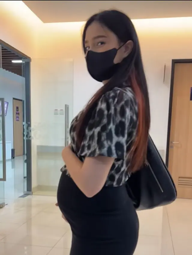 Perut Makin Buncit, Ini 6 Potret Terbaru Yasmine Ow yang Kian Memesona