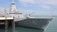 Kapal perang Jepang JS Yahagi, sebuah fregat siluman kelas Mogami milik Pasukan Bela Diri Maritim Jepang, sandar di Darwin, Australia, pada 6 Juni 2025.(Dok. Kyodo News via AP)