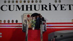 Presiden Turki Recep Tayyip Erdogan tiba di Pangkalan TNI AU Halim Perdanakusuma, Jakarta, Selasa (11/2/2025). (BAY ISMOYO/AFP)