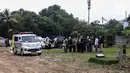 Sejumlah orang menyalati korban COVID-19 saat pemakaman di Srengseng Sawah, Jakarta, Selasa (15/6/2021). Kasus COVID-19 pascamudik dan libur Lebaran 2021 terus melonjak, bahkan Jakarta saat ini memasuki fase yang amat genting karena adanya lonjakan drastis kasus COVID-19.(Liputan6.com/Johan Tallo)
