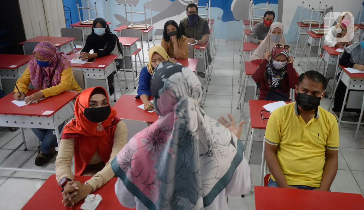 Orang Tua Siswa SDN Serua 3 kelas 2 dan 3 mendengarkan pengarahan guru tentang tata cara belajar mengajar online tahun ajaran baru serta pembagian buku gratis di Bukit, Ciputat, Tangerang Selatan, Banten, Rabu (15/7/2020). (merdeka.com/Dwi Narwoko)