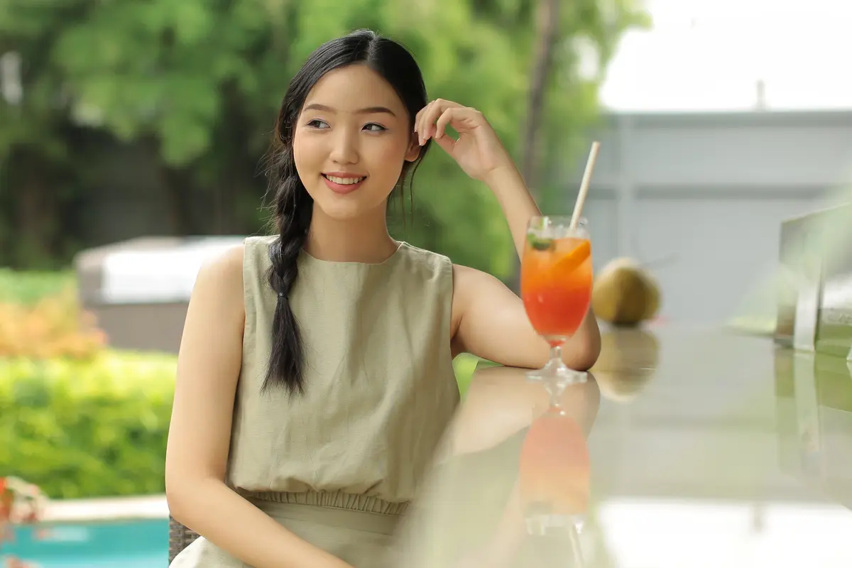 minum jus hidup sehat santai baju hijau tersenyum mandiri kalem