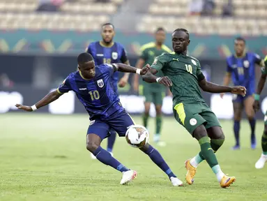 Penyerang Senegal, Saido Mane berebut bola dengan gelandang Cape Verde, Jamiro Monteior pada pertandingan 16 besar Piala Afrika 2021 di Kouekong Stadium, Selasa (25/1/2022) malam WIB. Senegal melaju ke perempatfinal setelah susah payah menang 2-0 atas 9 pemain Cape Verde. (AP Photo/Sunday Alamba)