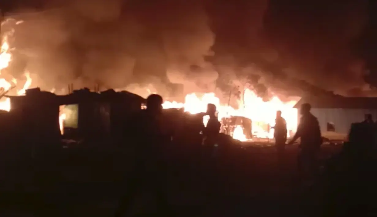 Tangkapan bingkai dari video ini menunjukkan api yang membara setelah kebakaran terjadi di Kamp Nayapara di distrik Cox's Bazar, Bangladesh, Kamis (14/1/2021). (AP Photo)