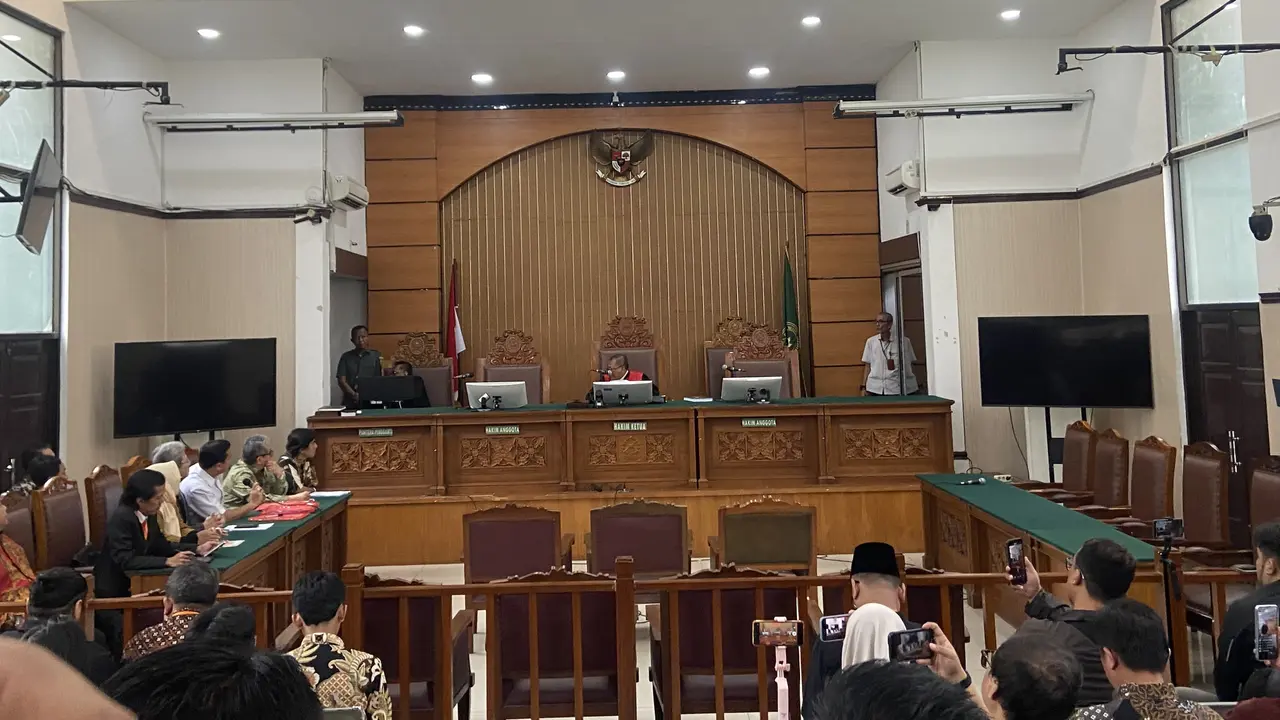 Suasana sidang praperadilan perdana Sekretaris Jenderal DPP PDI Perjuangan (PDIP) Hasto Kristiyanto di Pengadilan Negeri Jakarta Selatan, Selasa (21/1/2025). Di mana tim hukum KPK tak hadir.
