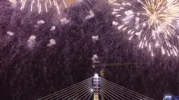 Kembang api menghiasi langit di lokasi pembangunan Jembatan Peljesac di Komarna, Kroasia, Kamis (29/7/2021).  Jembatan Peljesac yang didanai Uni Eropa di Kroasia selatan yang dibangun oleh perusahaan milik negara China dibuka Rabu malam. (AP Photo)