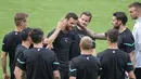 Para pemain Austria melakukan pemanasan saat sesi latihan jelang melawan Ukraina pada pertandingan Grup C Euro 2020 di Stadion Arcul de Triumf, Bucharest, Rumania, Minggu (20/6/2021). Austria akan melawan Ukraina pada 21 Juni 2021. (AP Photo/Vadim Ghirda)