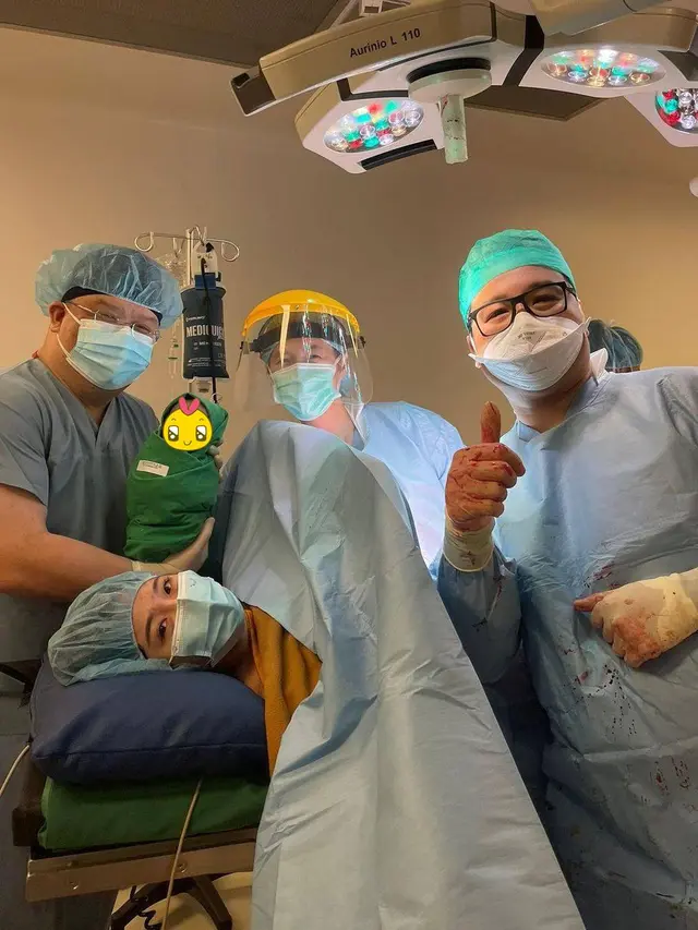 Seminggu Menikah, Ini 6 Potret Vincent Raditya dan Istri yang Baru Jadi Orang Tua