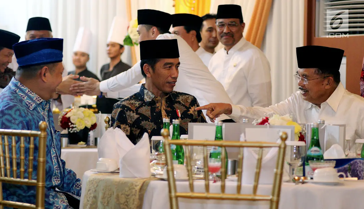 Presiden Joko Widodo dan Wapres Jusuf Kalla menghadiri acara buka puasa bersama dengan pimpinan dan anggota DPR di Rumah Dinas Ketua DPR Bambang Soesatyo, di Jalan Widya Chandra, Jakarta,  Senin (28/5).(Liputan6.com/Johan Tallo)