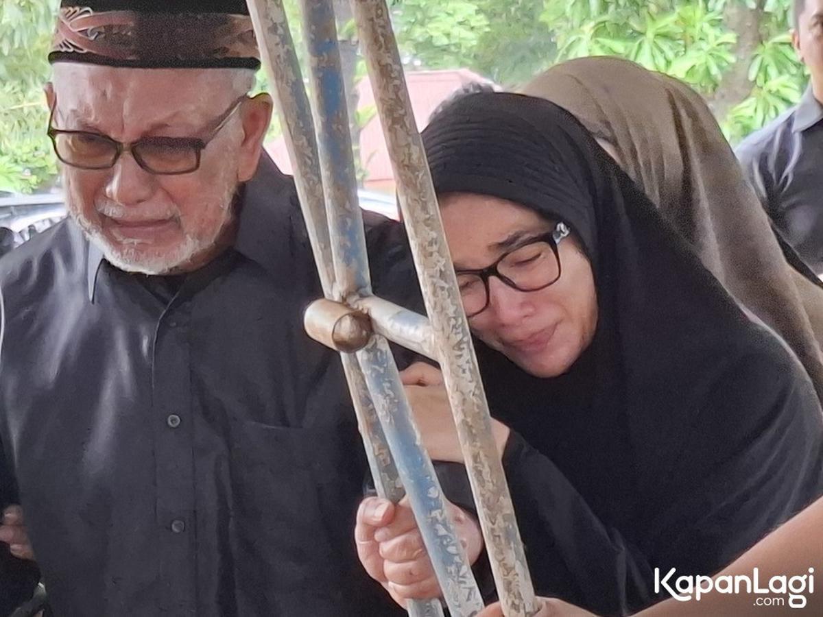 Potret Pemakaman Ibunda Ussy Sulistiawaty, Andhika Pratama Turut Antar ke Liang Lahat - Diiringi Tangis Keluarga