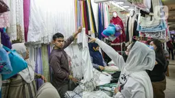 Calon pembeli memilih perlengkapan ibadah di pasar Tanah Abang Jakarta, Sabtu (17/4/2021). Saat bulan Ramadhan, umat muslim ramai berbelanja perlengkapan ibadah seperti, tasbih, sajadah, peci dan baju muslim untuk dipergunakan saat beribadah di bulan suci. (Liputan6.com/Faizal Fanani)