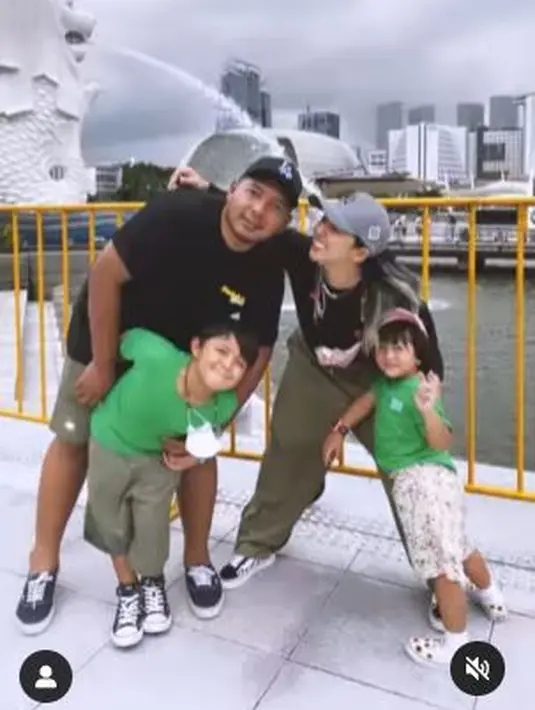 Di Singapura, rasanya tak afdol bila tak berpose di Taman Merlion. Hal itu juga dilakukan keluarga Chua Kotak, yang memperlihatkan Singa memancurkan air dari mulutnya. (Foto: Instagram/@chuakotak)