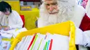 Seorang pria berpakaian Santa Claus membawa surat - surat dari anak - anak di desa Himmelpfort, Jerman, (10/11/2015). Kegiatan  ini dalam rangka menyambut hari Natal. (REUTERS/Hannibal Hanschke)  