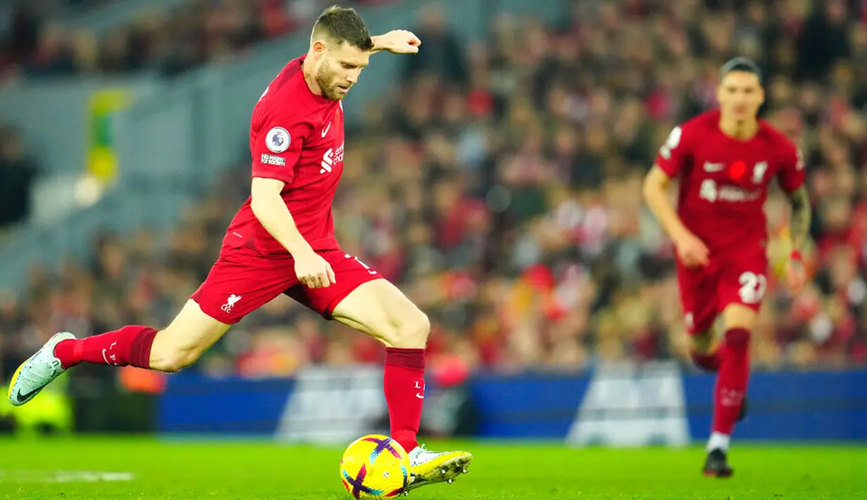 Pemain Liverpool James Milner menendang bola saat melawan Southampton pada pertandingan sepak bola Liga Inggris di Stadion Anfield, Liverpool, Inggris, 12 November 2022. Liverpool mengalahkan Southampton dengan skor 3-1. (AP Photo/Jon Super)