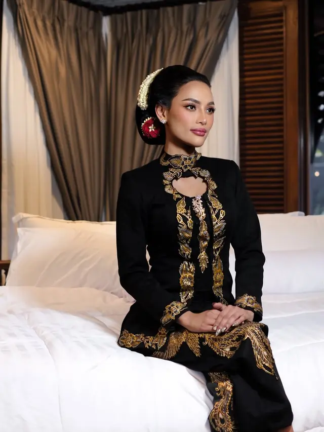 Pesona Ayu Erika Carlina di Tedak Sinten Putranya, Bergaya Perempuan Jawa dengan Sanggul Tekuk