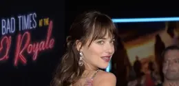 Dakota Johnson dan Chris Martin memiliki tato yang sama. (Michael Tullberg / AFP)