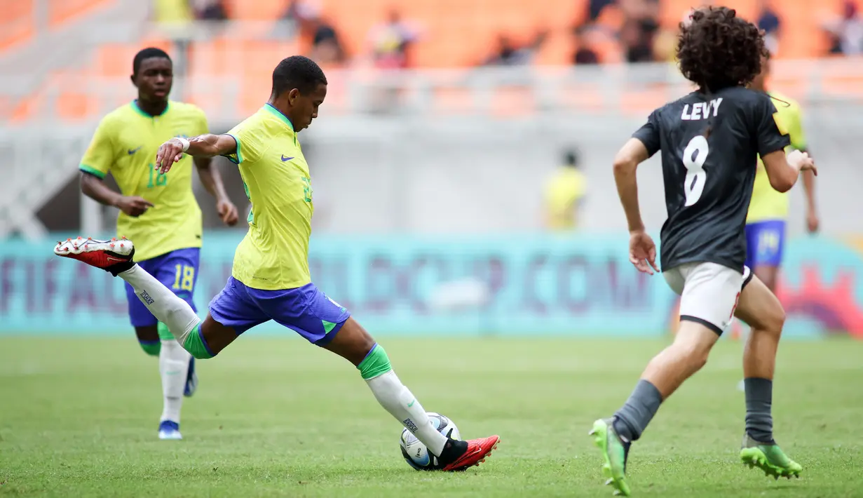 Selecao muda menggandakan skor melalui tendangan jarak jauh Estevao ('39). Luighi kemudian menutup keunggulan Brasil satu menit sebelum waktu normal di babak pertama. (Doc. LOC WCU17/BRY)