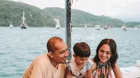 Andien liburan bareng suami dan anak. (Foto: Instagram @andienaisyah)