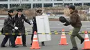Suasana saat latihan penanggulangan anti terorisme di Tokyo, Jepang, Minggu (17/1). Latihan yang diikuti 400 petugas dari kepolisian dan keamanan ini untuk persiapan acara Tokyo maraton. (AFP/Toshifum Kitamura)