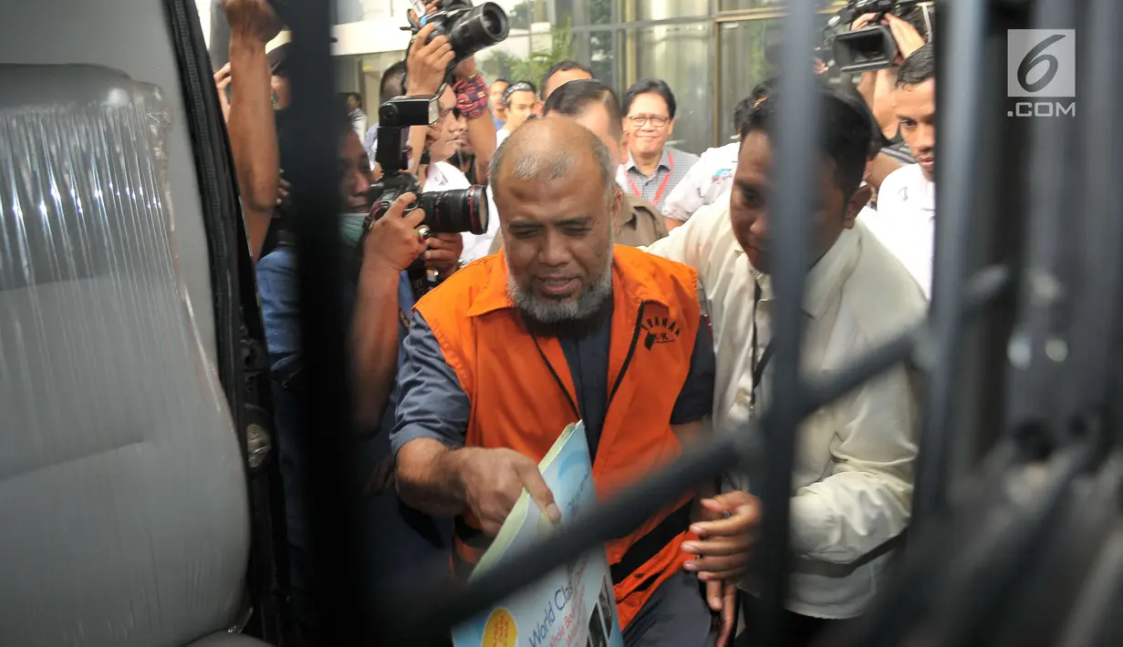 Mantan Hakim Konstitusi, Patrialis Akbar menaiki mobil tahanan usai menjalani pemeriksaan di gedung KPK, Jakarta, Selasa (23/5). KPK hari ini melimpahkan seluruh berkas dan tersangka ke penuntut umum. (Liputan6.com/Helmi Afandi)