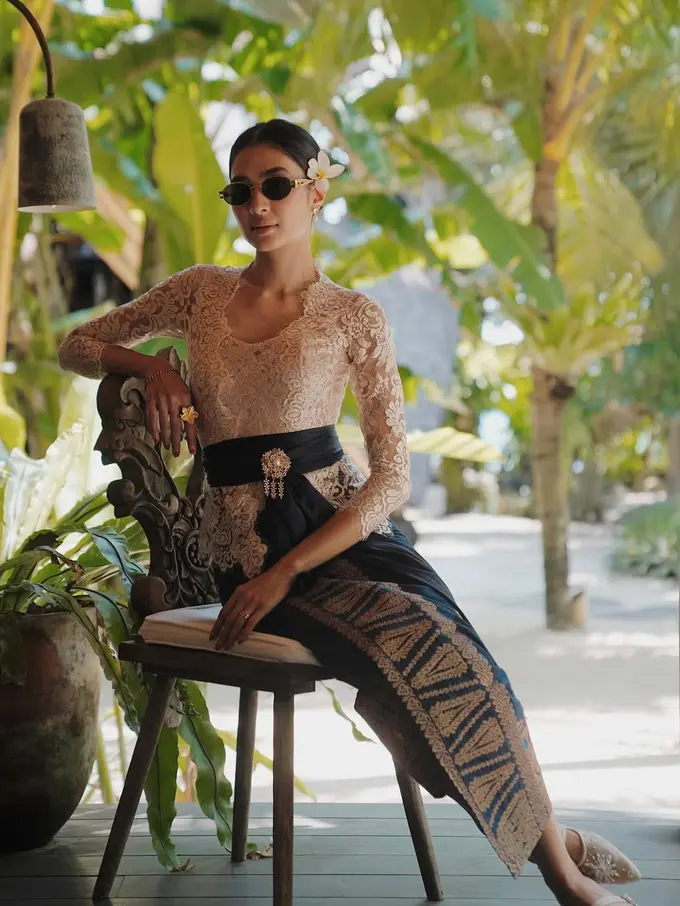 Pesona Mikha Tambayong Berkain Bali dan Kebaya (Instagram/@miktambayong)