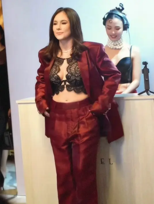 Wulan tampil dengan bra top lace hitam dipadukan setelan warna merah maroon. Membuat tampilannya formal namun seksi. [@wulanguritno]