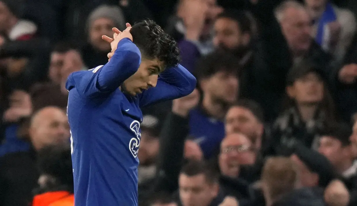 Reaksi kecewa pemain Chelsea, Kai Havertz setelah gagal mencetak gol ke gawang Borussia Dortmund pada laga leg kedua 16 Besar Liga Champions 2022/2023 yang berlangsung di Stamford Bridge, London, Rabu (08/03/2023) WIB. The Blues berhasil melaju ke babak perempat final setelah menang dengan agregat 2-1. (AP Photo/Alastair Grant)