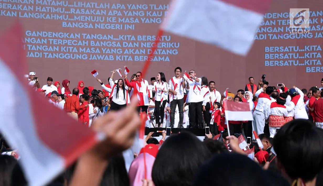 Sejumlah artis membawakan lagu saat gelaran Harmoni Indonesia 2018 di Kompleks Gelora Bung Karno, Jakarta, Minggu (5/8). Acara ini bagian perayaan HUT RI ke-73 dan menyambut Asian Games 2018. (Liputan6.com/Helmi Fithriansyah)