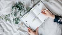 ilustrasi menulis/Photo by The Journal Garden | Vera Bitterer on Unsplash