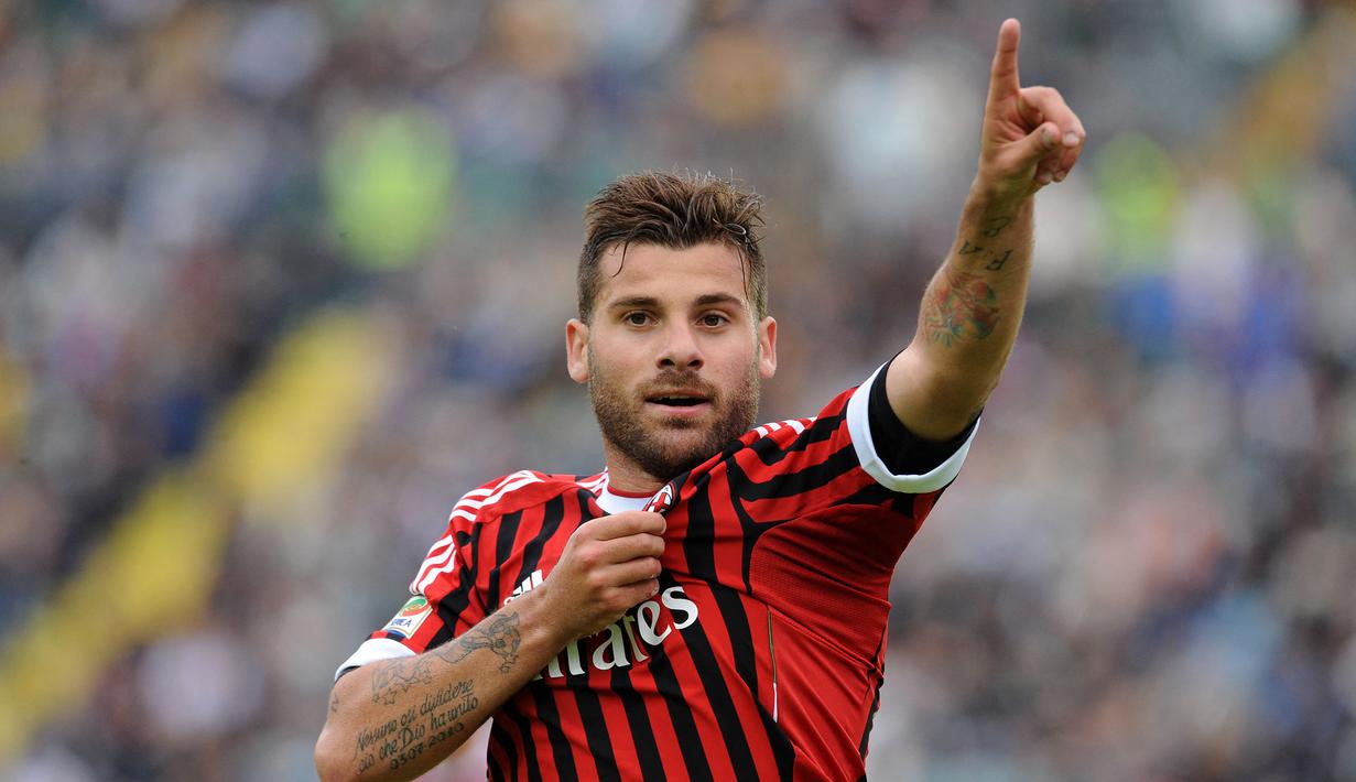 Antonio Nocerino. Gelandang Italia yang kini berusia 37 tahun dan telah pensiun pada Januari 2020 bersama Benevento ini pernah berseragam West Ham United selama setengah musim. Ia didatangkan dengan status pinjaman dari AC Milan pada tengah musim 2013/2014. Hingga akhir musim 2013/2014 ia total tampil dalam 10 laga di Liga Inggris tanpa torehan 1 gol pun. (AFP/Alberto Lingria)
