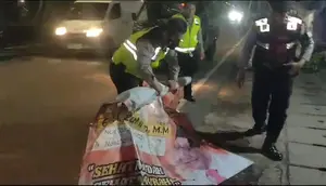 Penampakan usai insiden kecelakaan pemotor yang menabrak baliho caleg di Jalan Daan Mogot, Jakarta Barat. (Dok. Istimewa)