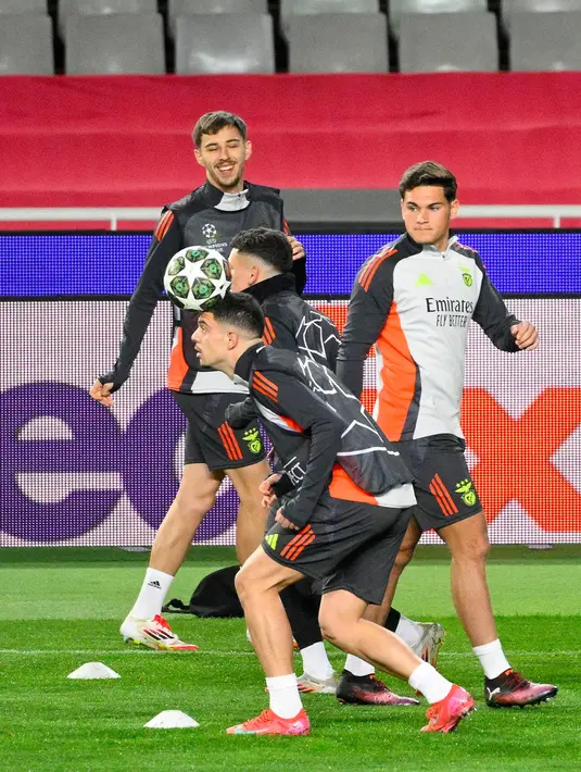 Bertandang ke markas Barcelona, Benfica tampil percaya diri. (Josep LAGO/AFP)
