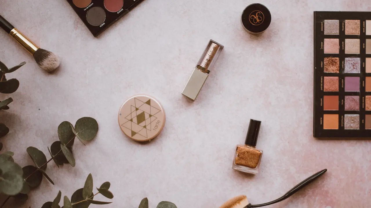 [Fimela] Makeup anti penyerangan air keras
