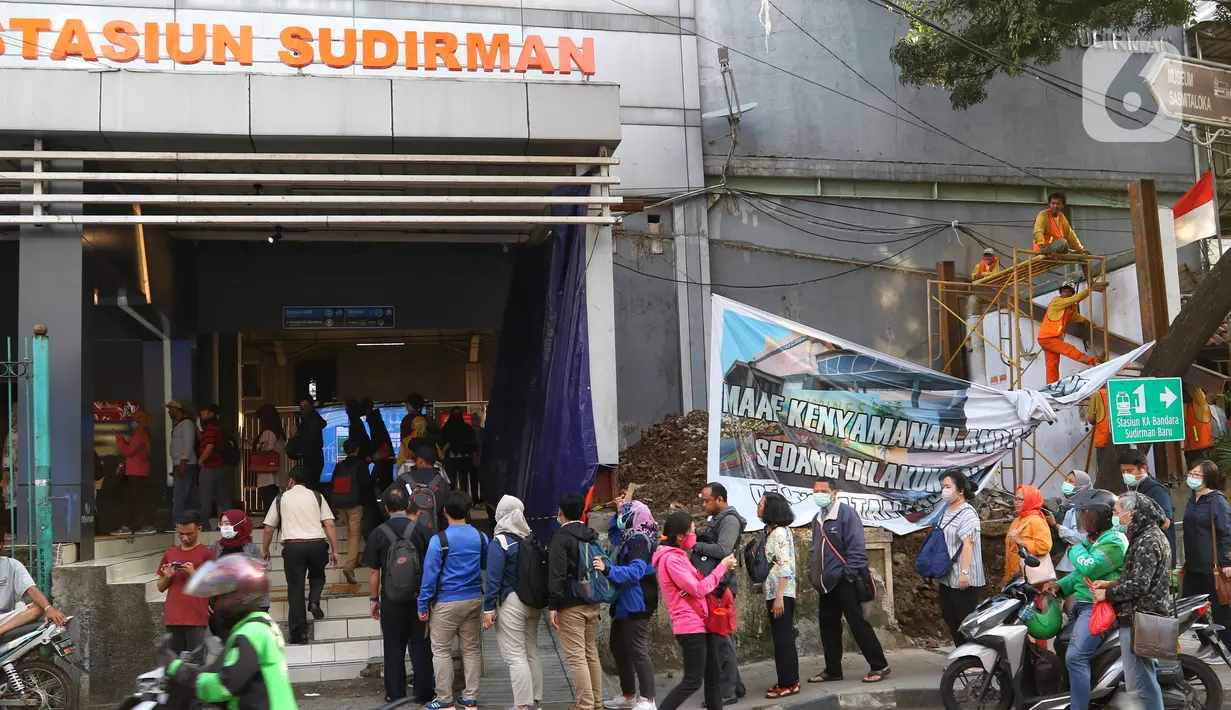 Antrean calon penumpang KRL Commuter Line untuk memasuki Stasiun Sudirman, Jakarta, Selasa (17/3/2020. Terjadi antrean akibat PT Kereta Commuter Indonesia (KCI) memberlakukan kebijakan pengecekan suhu tubuh bagi penumpang KRL mengantisipasi penyebaran virus corona Covid-19.\ (Liputan6.com/Johan Tall