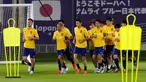 Pemain Jepang melakukan pemanasan saat sesi latihan di Doha, Qatar, 29 November 2022. Jepang akan menghadapi Spanyol dalam pertandingan Grup E Piala Dunia 2022 pada 1 Desember. (AP Photo/Eugene Hoshiko)