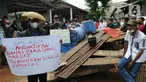 Perajin tempe melakukan aksi mogok produksi di Sentra Produksi Tempe Kelurahan Tugu, Cimanggis, Depok, Senin (21/02/2022).  Harga kedelai impor yang mencapai Rp1,1 juta/kwintal membuat ratusan perajin tahu-tempe di Jabodetabek menggelar mogok produksi tiga hari ke depan. (merdeka.com/Arie Basuki)