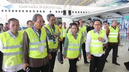 Menteri BUMN Rini Soemarno (tengah) berkeliling usai meresmikan hanggar keempat milik Garuda di area Bandara Soekarno-Hatta, Cengkareng, Tangerang, Senin (28/9). (Liputan6.com/Angga Yuniar)