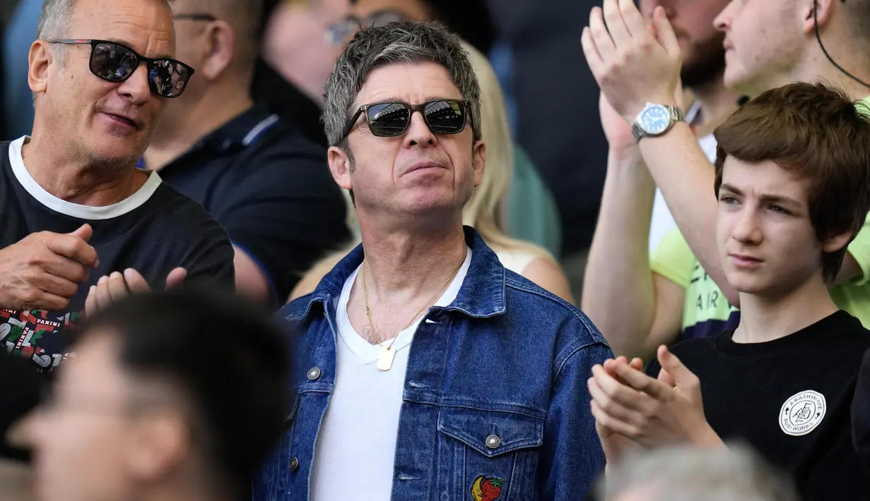 Mantan personil band Oasis, Noel Gallagher, tampak serius saat menyaksikan langsung pertandingan antara Manchester City vs Fulham pada laga pekan ke-37 Premier League di Craven Cottage, Sabtu (11/5/2024). (AP Photo/Kirsty Wigglesworth)