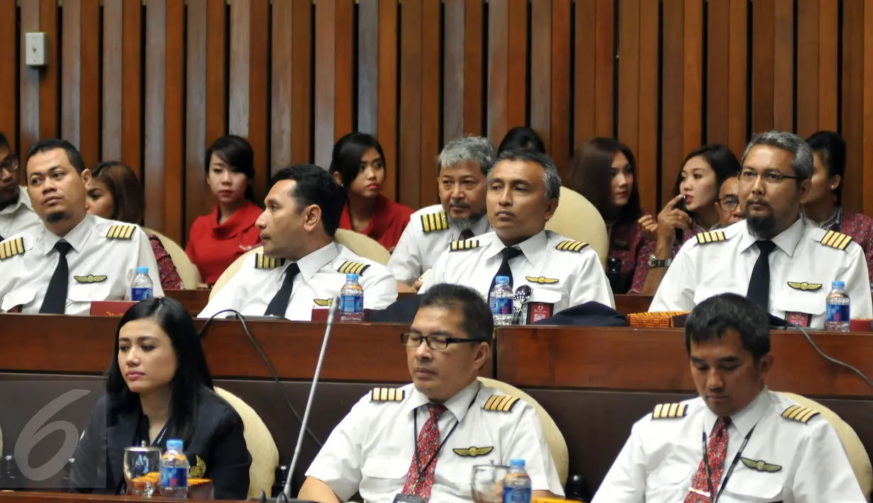 Sejumlah Pilot dan Pramugari Lion Air mengikuti Rapat Dengar Pendapat (RDP) antara pihak Management Lion Air dengan Komisi V DPR RI  di Kompleks Parlemen, Jakarta, (24/5). Rapat tersebut membahas pembekuan ‘groundhandling’. (Liputan6.com/Johan Tallo)