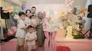 Seluruh keluarga tampil dengan gaya kompak dengan warna senada.  [Foto: Instagram/ Raffinagita]