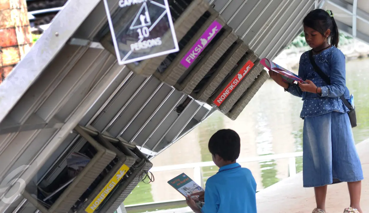 Sejumlah anak sedang membaca di perpustakaan mini 'Ayodya Script' di Taman Ayodya, Jaksel (22/12/2015). Dinas Pertamanan dan Pemakaman DKI Jakarta mengagendakan banyak kegiatan seni dan edukasi di setiap taman di Jakarta. (Liputan6.com/Helmi Afandi)