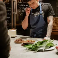 Ingin tahu rahasia di balik hidangan lezat para koki bintang Michelin? Simak Tips Memasak dengan Api dan Asap ala Chef Michelin Star yang elemental dan penuh makna! (Ismaya Group)