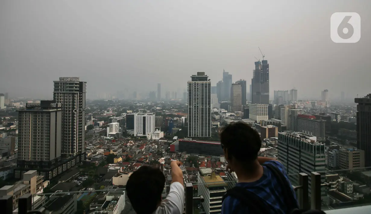 "Konsentrasi PM 2,5 di Jakarta saat ini 20,3 kali nilai panduan kualitas udara tahunan WHO," tulis situs IQAir per pukul 14.09 WIB.  (Liputan6.com/Faizal Fanani)