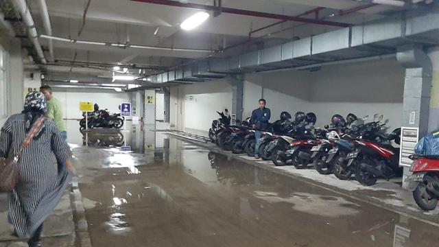 Tempat parkir di RSCM Jakarta sempat tergenang air.