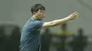 Pelatih Korea Utara, Jo Tong-sop pada laga PSSI Anniversary Cup 2018 di Stadion Pakansari, Senin (30/4/2018). Skor berakhir imbang 0-0. (Bola.com/M Iqbal Ichsan)